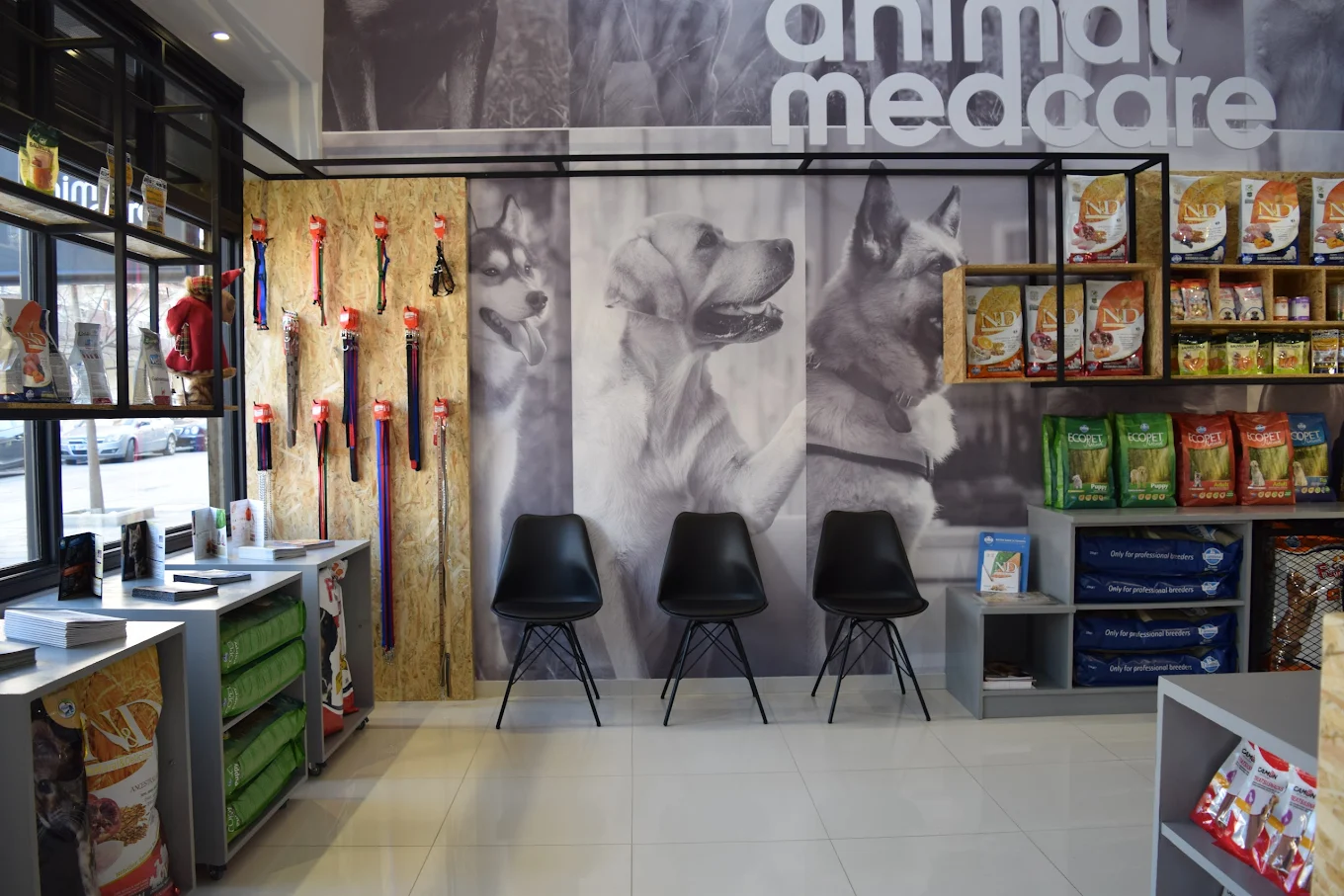 Χώρος αναμονής με καθίσματα για πελάτες στο Animal Medcare Σερρών