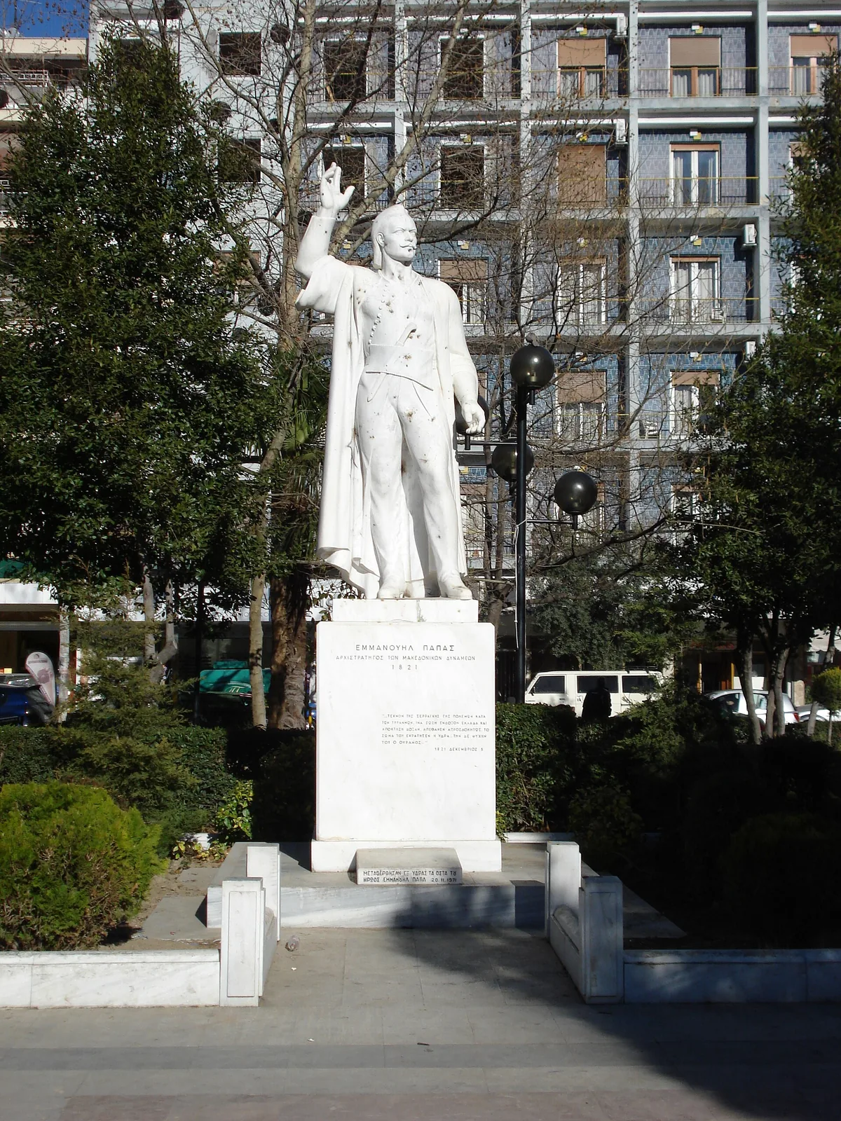 βόλτα στο κέντρο των Σερρών — ο ανδριάντας του Εμμανουήλ Παπά στην πλατεία Ελευθερίας
