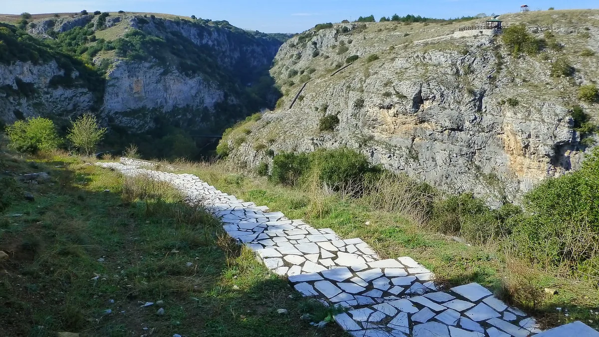 το φαράγγι Αγγίτη από το σημείο θέας πάνω από το σπήλαιο Αλιστράτης, με τον ποταμό Αγγίτη ανάμεσα στα ασβεστολιθικά τοιχώματα