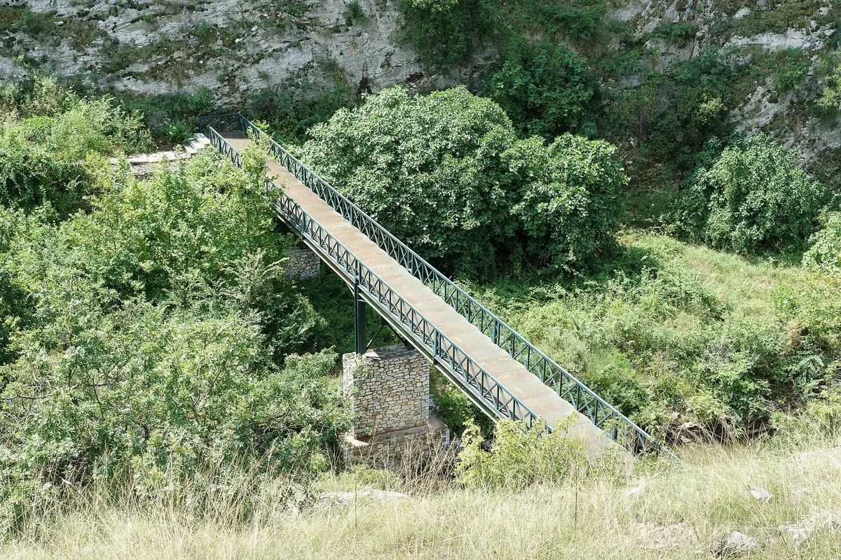 γέφυρα πεζών στο φαράγγι του Αγγίτη, δίπλα στο σπήλαιο κοντά στις Σέρρες