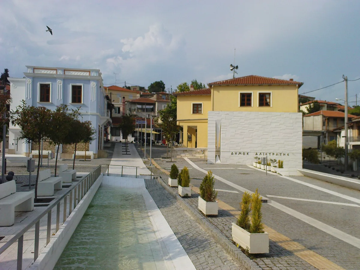 η πλατεία της Αλιστράτης, αφετηρία για την ξενάγηση στο σπήλαιο