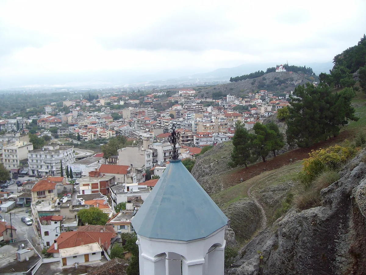 πανοραμική θέα του Σιδηροκάστρου από ψηλά· τα λουτρά Σιδηροκάστρου βρίσκονται έξι με επτά χιλιόμετρα βορειότερα, στον δρόμο προς τον Προμαχώνα