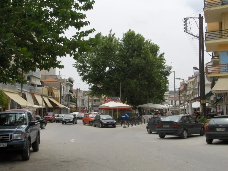 η κεντρική πλατεία της Νιγρίτας, η πόλη πέντε χιλιόμετρα από τα λουτρά Νιγρίτας και το χωριό Θερμά Νιγρίτας